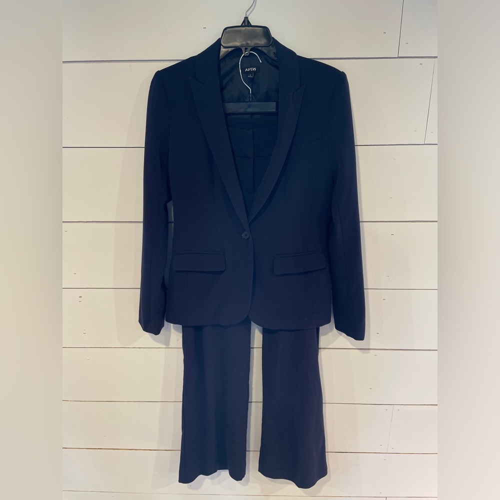 Women’s Apt 9 Navy Dress Suit - Jacket Size 6 - Pants Size 4